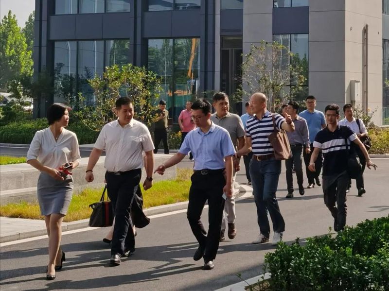 高新區(qū)服務(wù)業(yè)促進局局長石應(yīng)、亨通光電營銷總裁江峰一行蒞臨泰投科創(chuàng)產(chǎn)業(yè)園進行考察調(diào)研
